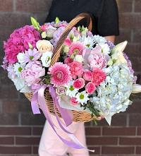 Композиция солнечный день в Саянский Цветочная композиция из Розы, Хризантемы, Пионы и Лизиантусы в корзине в Саянский