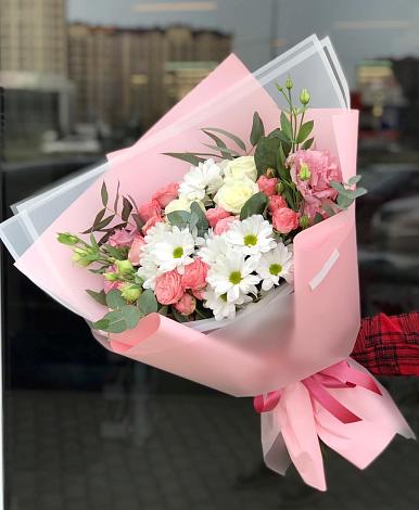 Букет цветов из: Розы, Лизиантусы и Хризантемы в Саянский